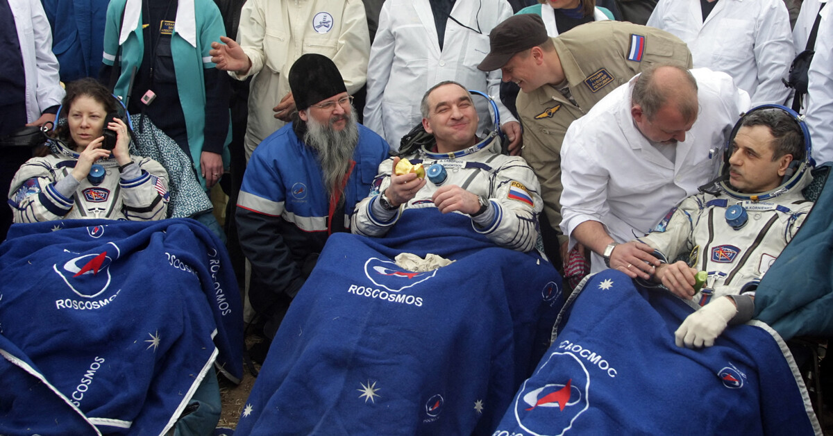 L'astronaute américaine Tracy Caldwell Dyson et les cosmonautes russes Alexandre Skvortsov et Mikhaïl Kornienko