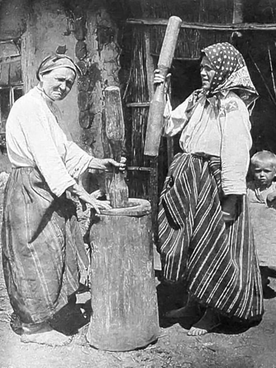 Petani perempuan dengan lesung dan alu, wilayah Voronezh, 1908
