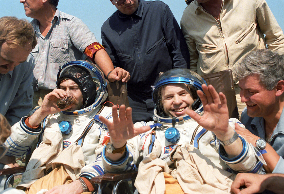 Kazahstanska SSR. 1990 Kozmodrom Bajkonur. Člana posadke Sojuz TM-9 Anatolij Solovjov (desno) in Aleksander Balandin po pristanku. 