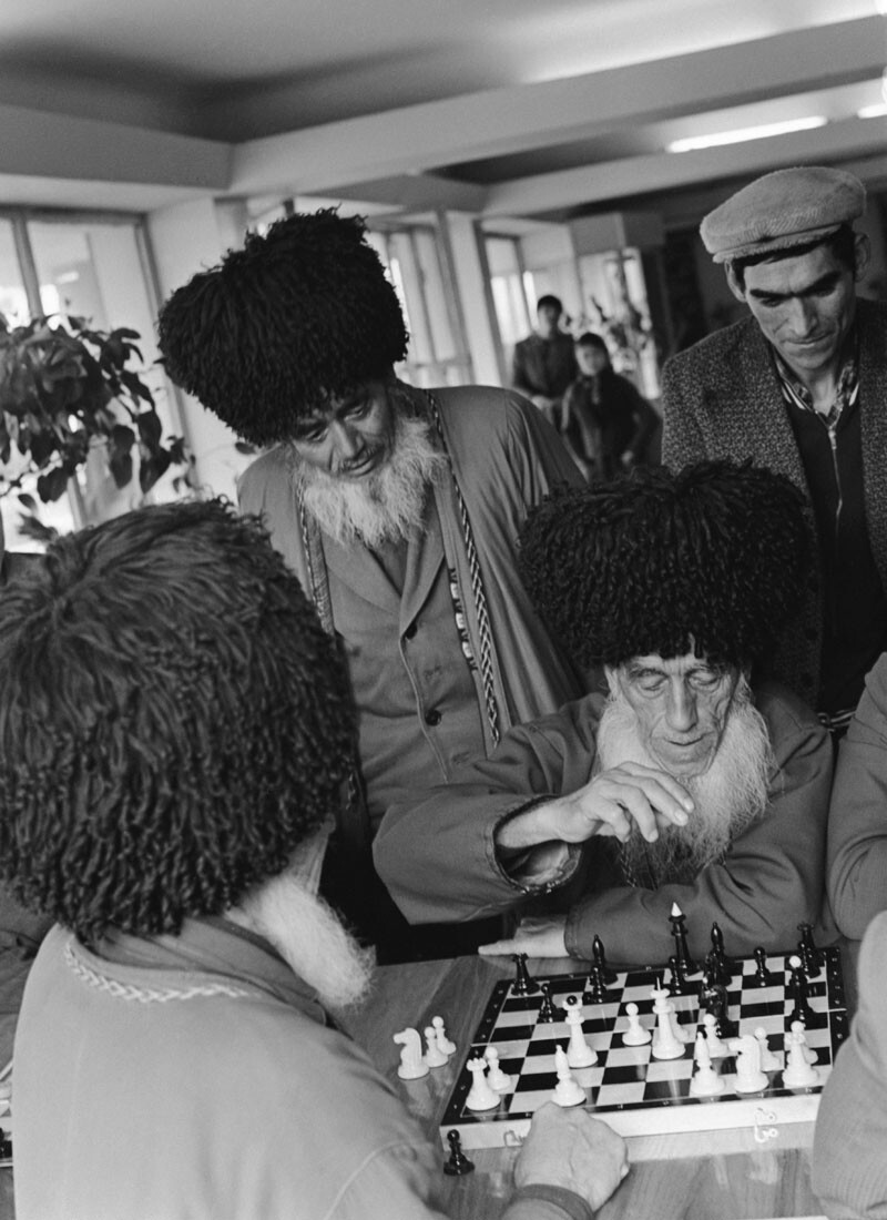 Una granja colectiva en el actual Turkmenistán. El campesino Jidir Orusov se sienta en el tablero durante un torneo de ajedrez local, 1977