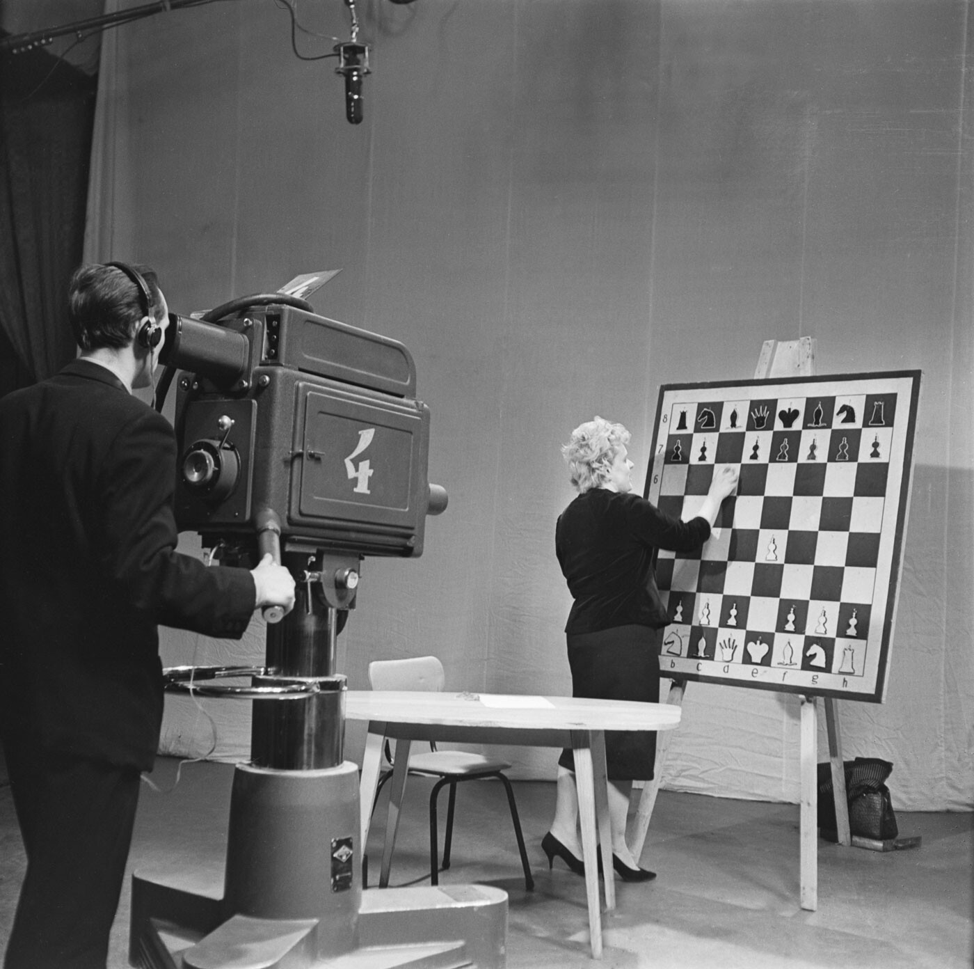 Una mujer analiza una partida de ajedrez durante un programa de televisión, 1964