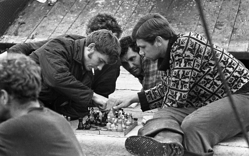 Región de Sajalín, Extremo Oriente ruso. Unos marineros se relajan jugando al ajedrez en un raro día de descanso, 1972