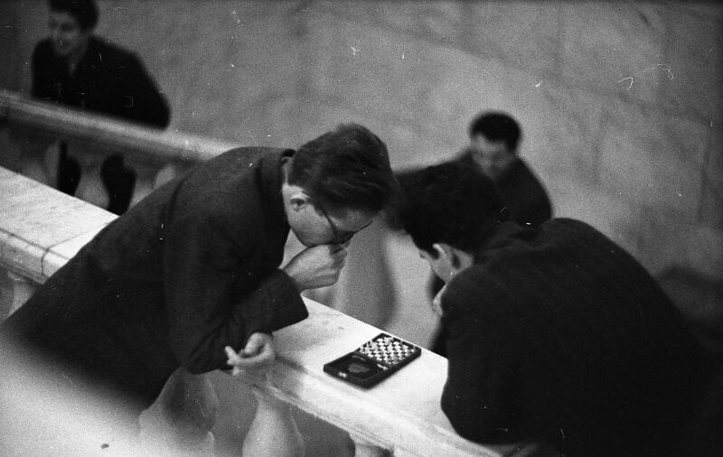 1963-1964. Moscú. Estudiantes juegan al ajedrez de bolsillo entre clases.