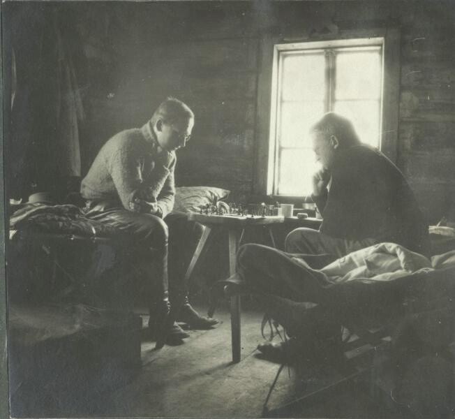 1914-1918. Dos hombres juegan al ajedrez en una casa de campo.