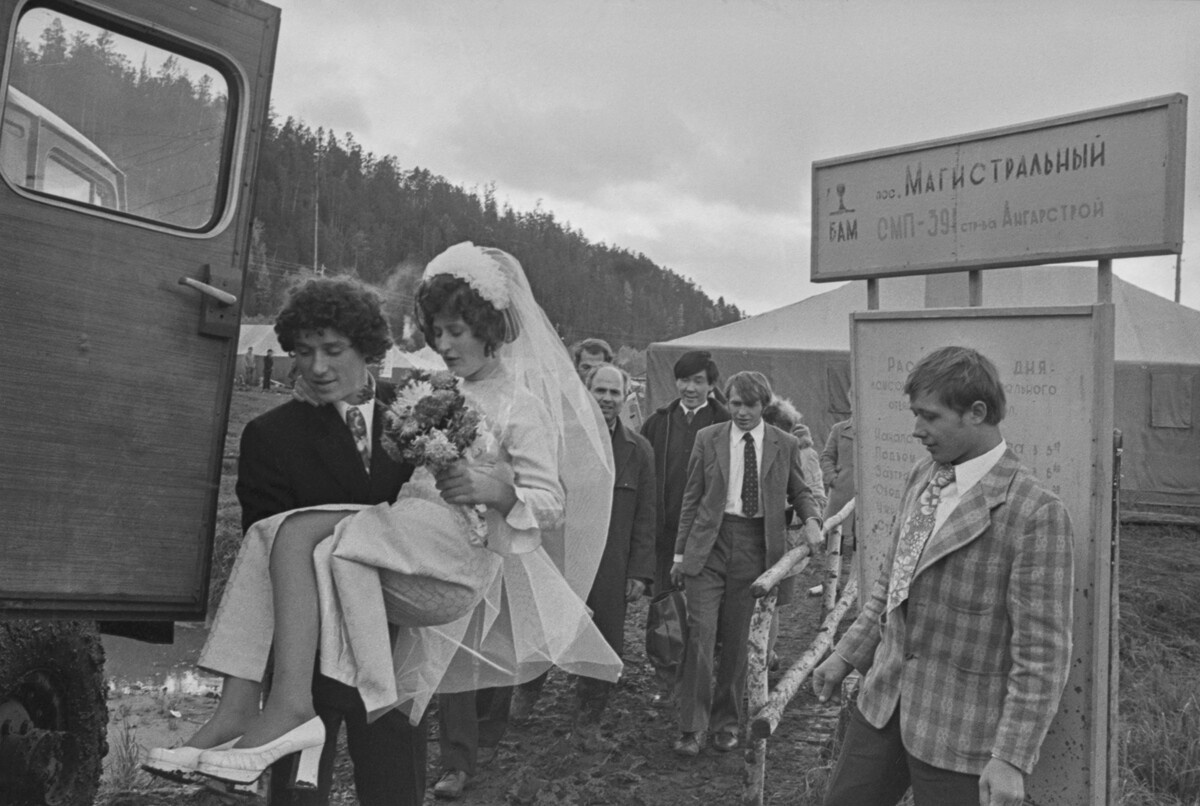 La región de Irkutsk. Los recién casados Liubov y Alexéi Tatarinov durante su boda en el distrito de Kazachinsko-Lensky, en el tramo occidental de la línea principal Baikal-Amur, URSS, 1974.