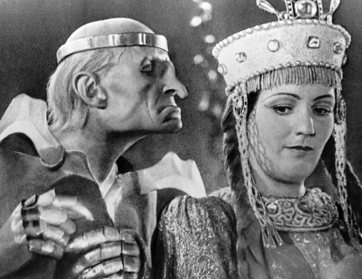Gueorgui Milliar (Kochtcheï) et Galina Griogorievna (Maria Morevna) dans le film Kochtcheï l'Immortel, 1944