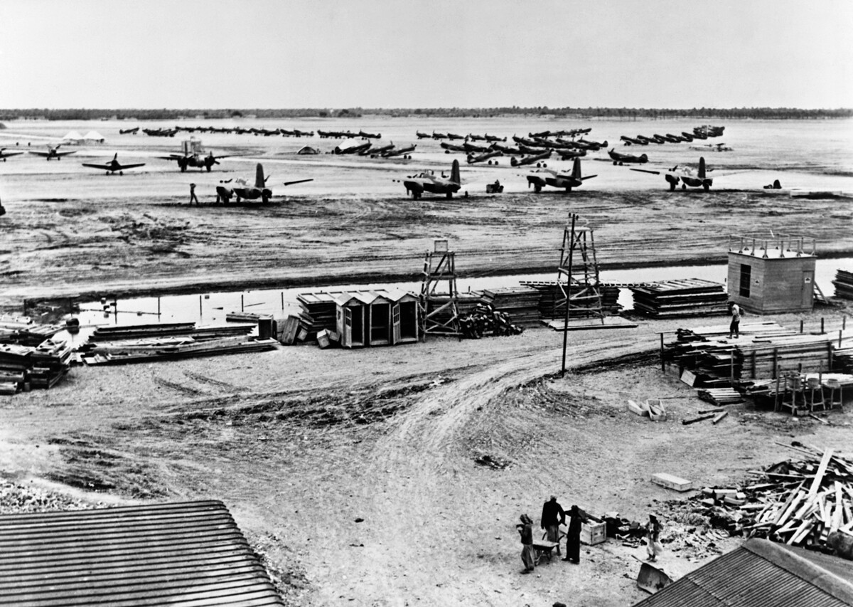 Caças e bombardeiros americanos em um depósito de entrega no Irã. Depois de prontos, os aviões são transportados por pilotos russos para bases na União Soviética. Foto tirada por volta de 1940.