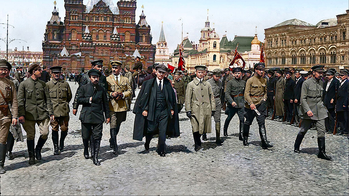 Lenin und eine Gruppe von Kommandeuren der Roten Armee auf dem Roten Platz in Moskau am 25. Mai 1919.
