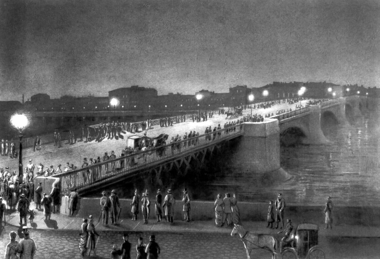 Die beleuchtete Litejny-Brücke.