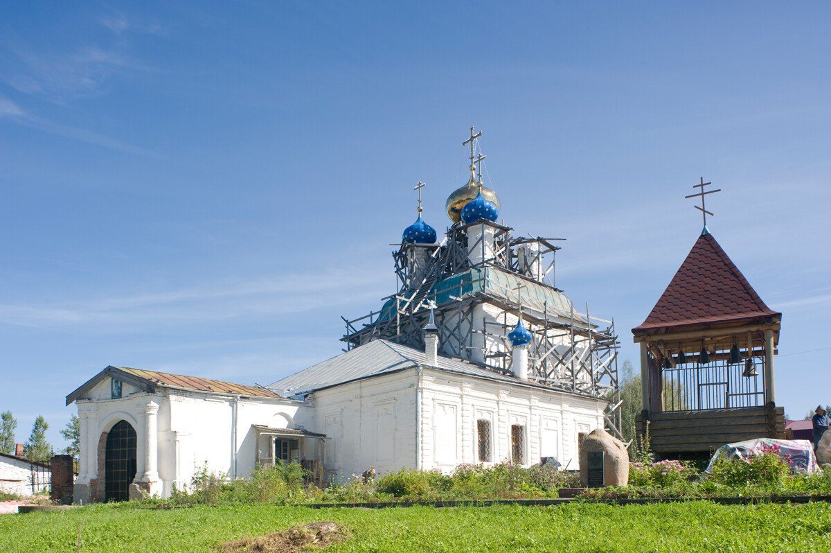 Iglesia de la Transfiguración, con campanario improvisado (derecha). Vista del suroeste. 22 de agosto de 2012
