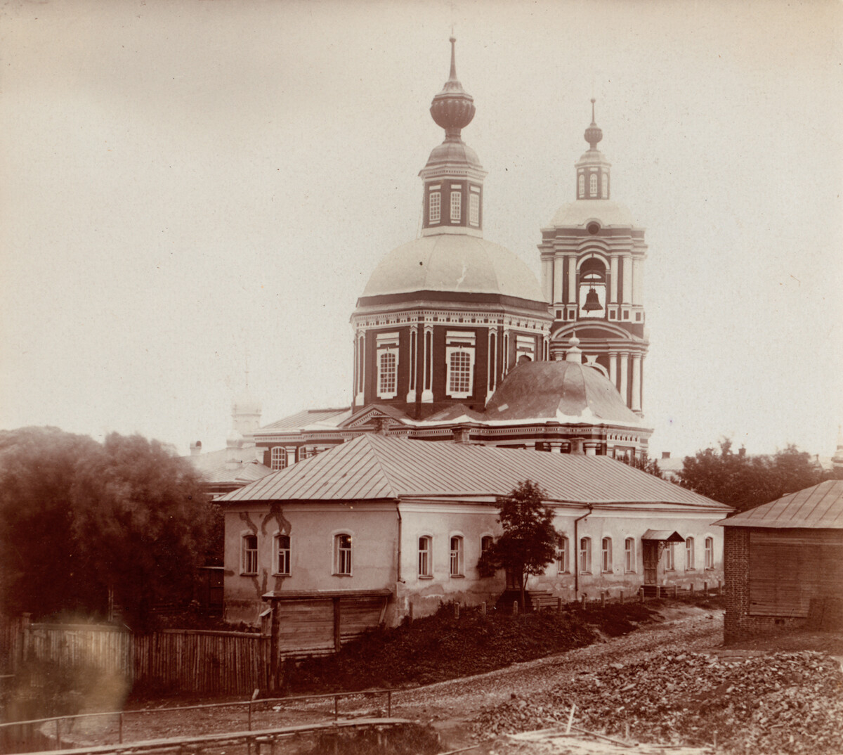 Iglesia de la Natividad de la Virgen. Vista del sureste con el campanario. Verano de 1912

