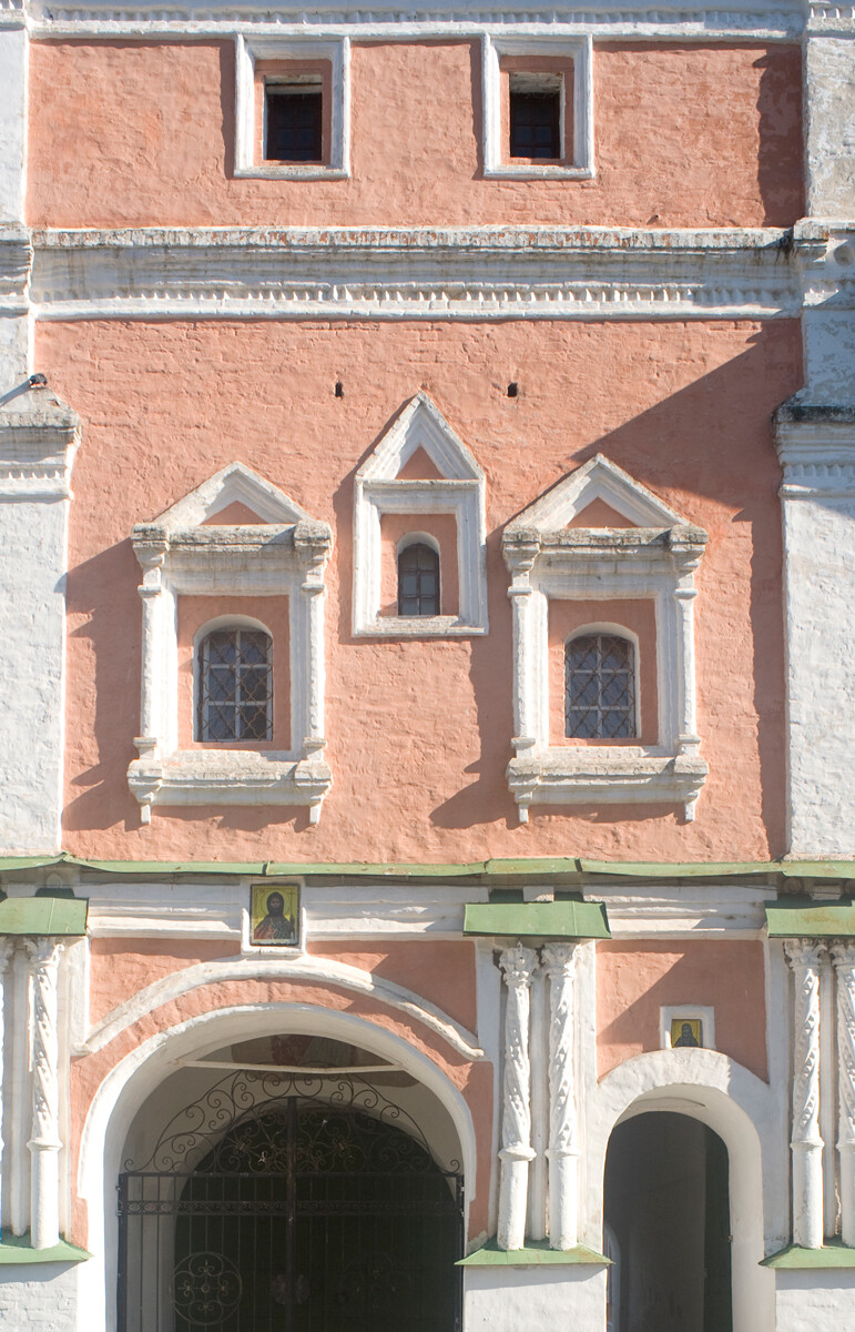Monasterio de Juan Bautista, Puerta Santa bajo la Iglesia de la Ascensión. Fachada sur. 22 de agosto de 2012