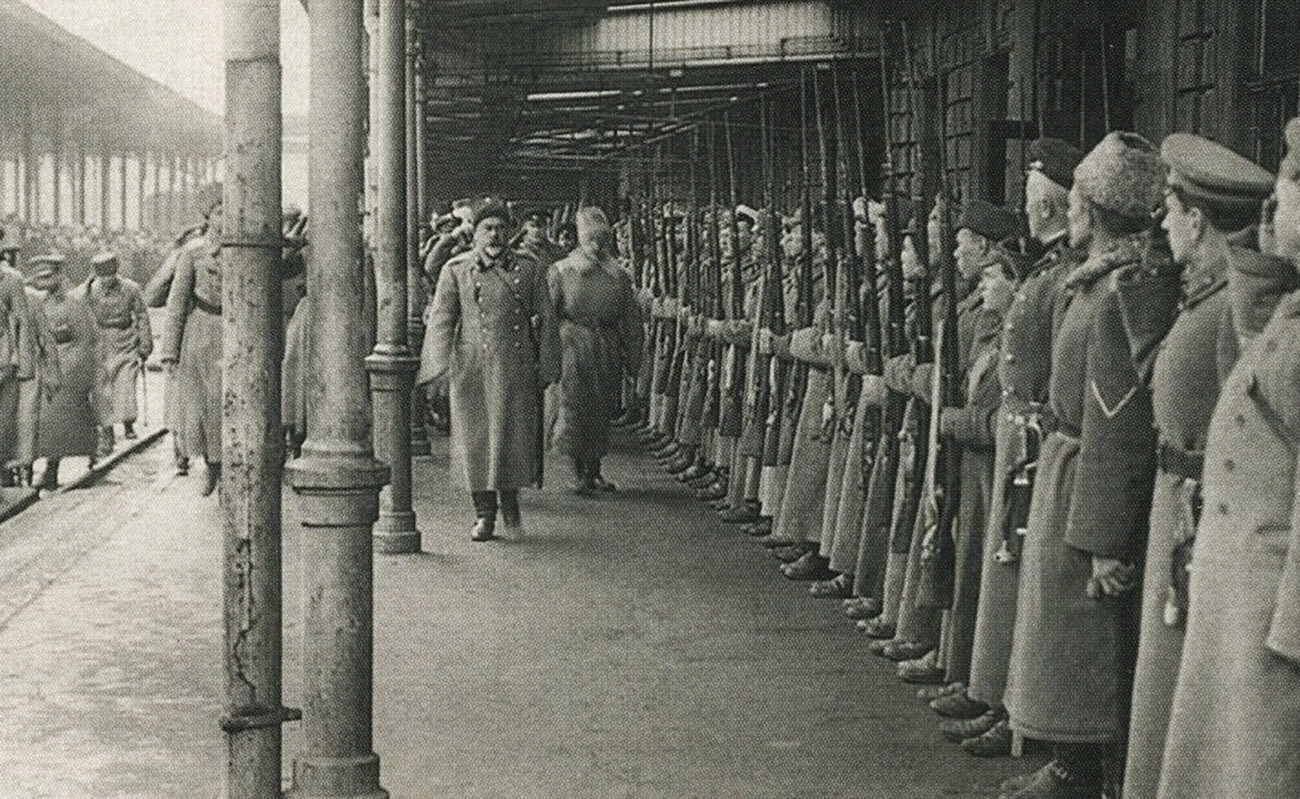 Официрска стража дочекује генерала Деникина на железничкој станици Ростова на Дону, 1919.