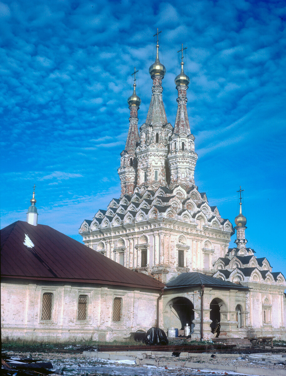 Црква Богородице Одигитрије, манастир Јована Крститеља. Погледа са југозапада са трпезаријом (лево). Октобар 1992. 