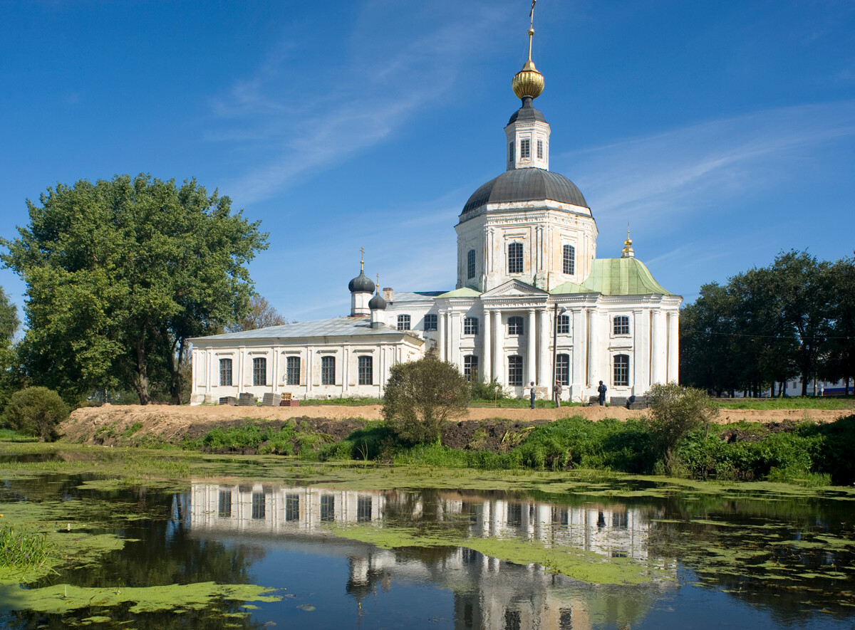 Црква Рођења Пресвете Богородице, поглед са југа. У предњем плану: река Вјазма. Август 2012. 