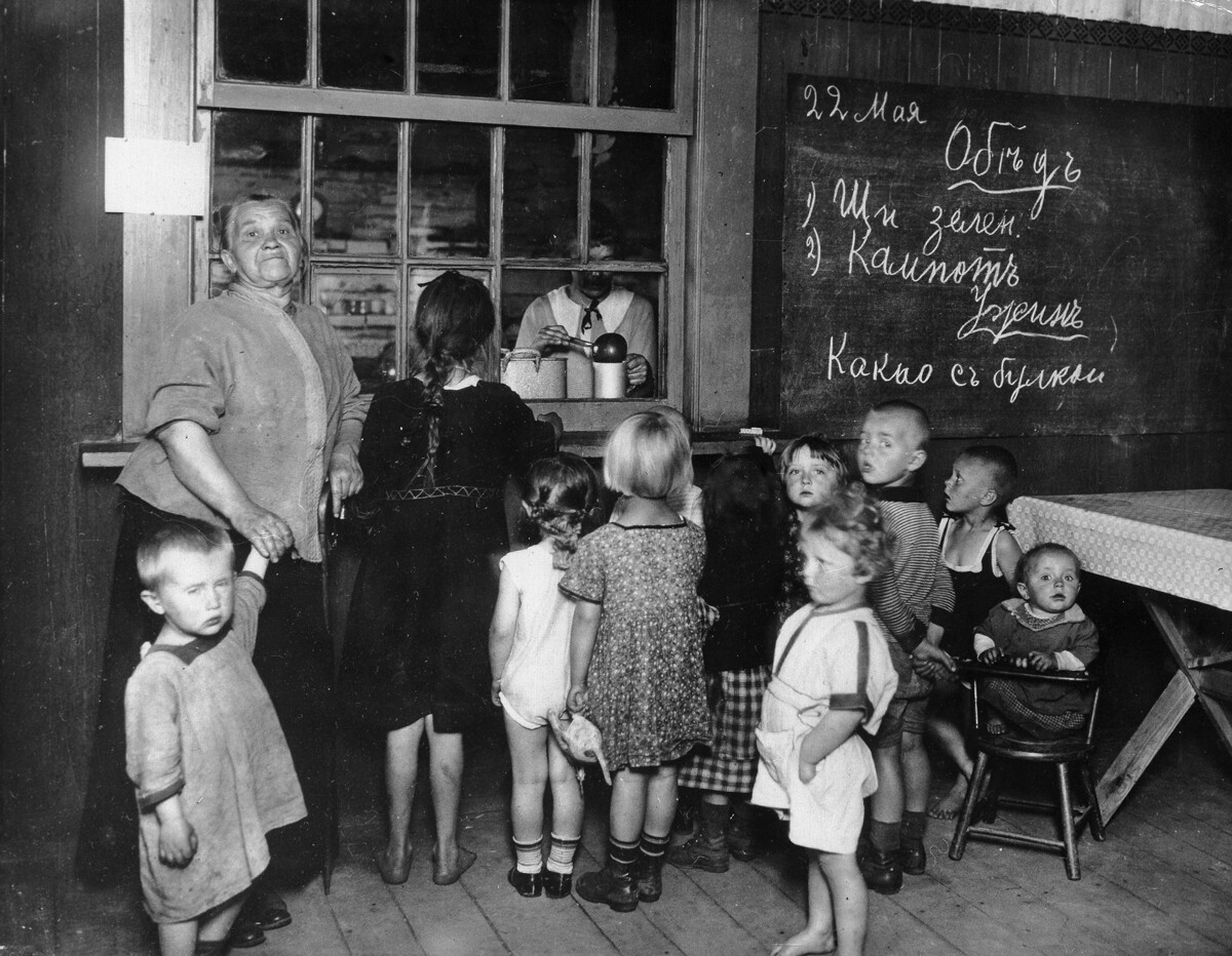 Russische Emigranten im Flüchtlingslager Wünsdorf bei Berlin: Essensausgabe 1924.