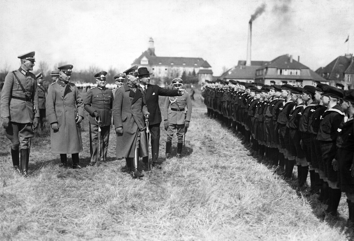 Generalfeldmarschall, Der Befehlshaber der Gruppe I, General von Rundstedt besichtigt in der Heeressportschule Wünsdorf sporttreibende Marinejugend. April 1933