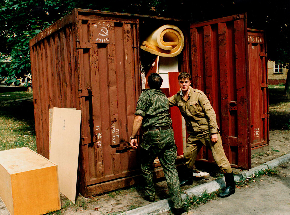 Russische Soldaten beim Beladen eines Möbelcontainers im Hauptquartier der GUS-Truppen in Wünsdorf im Jahr 1994.