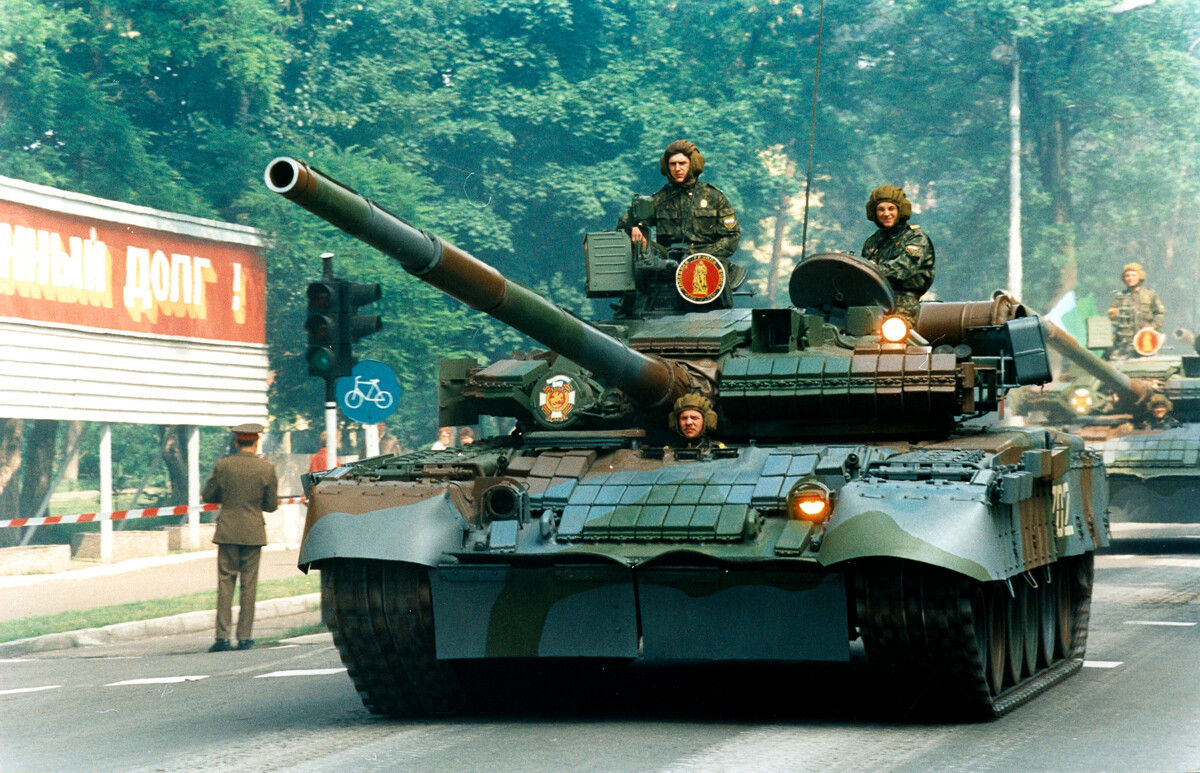 Panzer auf der Abschlußparade der GUS-Streitkräfte in Wünsdorf 1994.