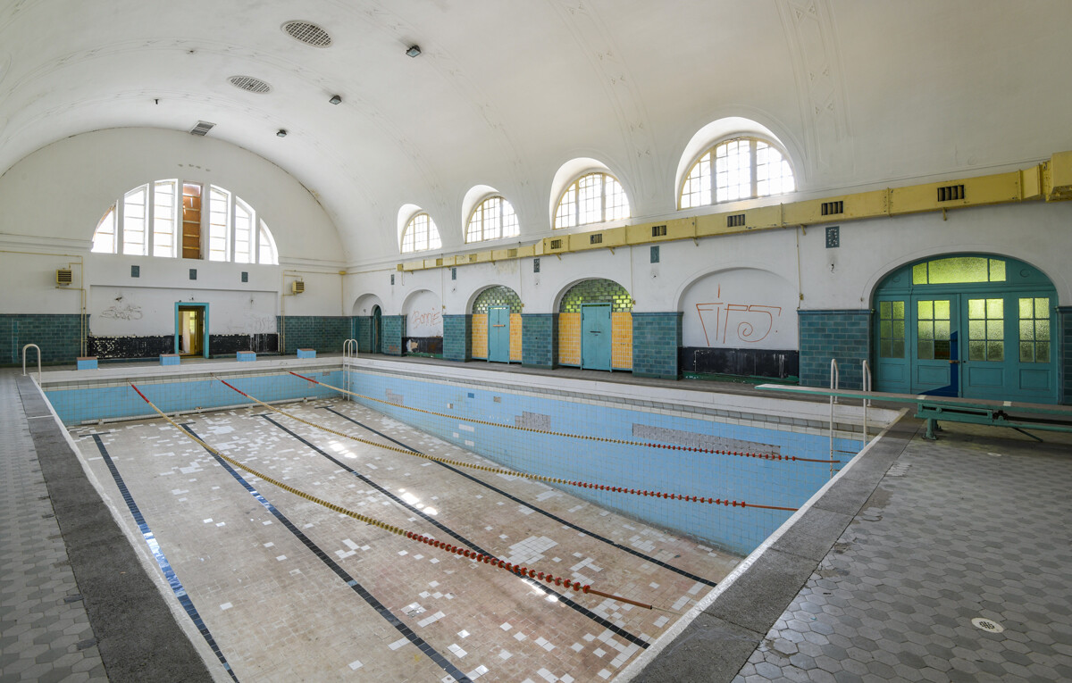 Das ehemalige Militärgelände Haus der Offiziere - Schwimmbad im Badehaus. Das Gelände war eine militärische Sporthalle (1919), dann eine Armeesportschule (1933) und ab 1945 das Haus der Offiziere.