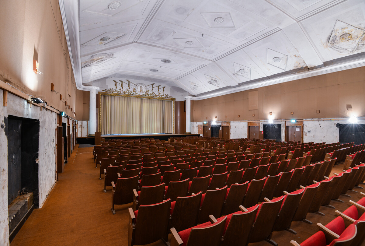 Das ehemalige Militärgelände des Hauses der Offiziere - der Theatersaal im Gebäude der Turnhallen (seit 1945 Konzertsaal). 