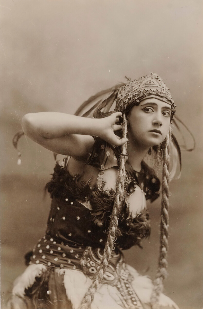 Tamara Karsavina dans le rôle de l'Oiseau de feu dans le ballet du même nom. Paris, 1910

