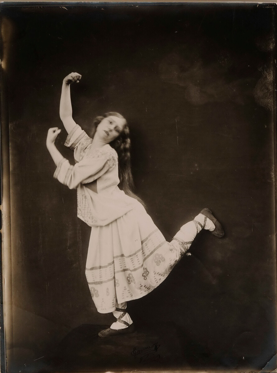 Lydia Sokolova dans le rôle de l'Élue dans le ballet Le Sacre du printemps. Paris, 1920

