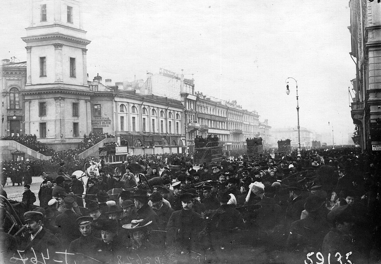 Demonstranten auf dem Newski-Prospekt vor der Stadtduma (18. Oktober 1905).