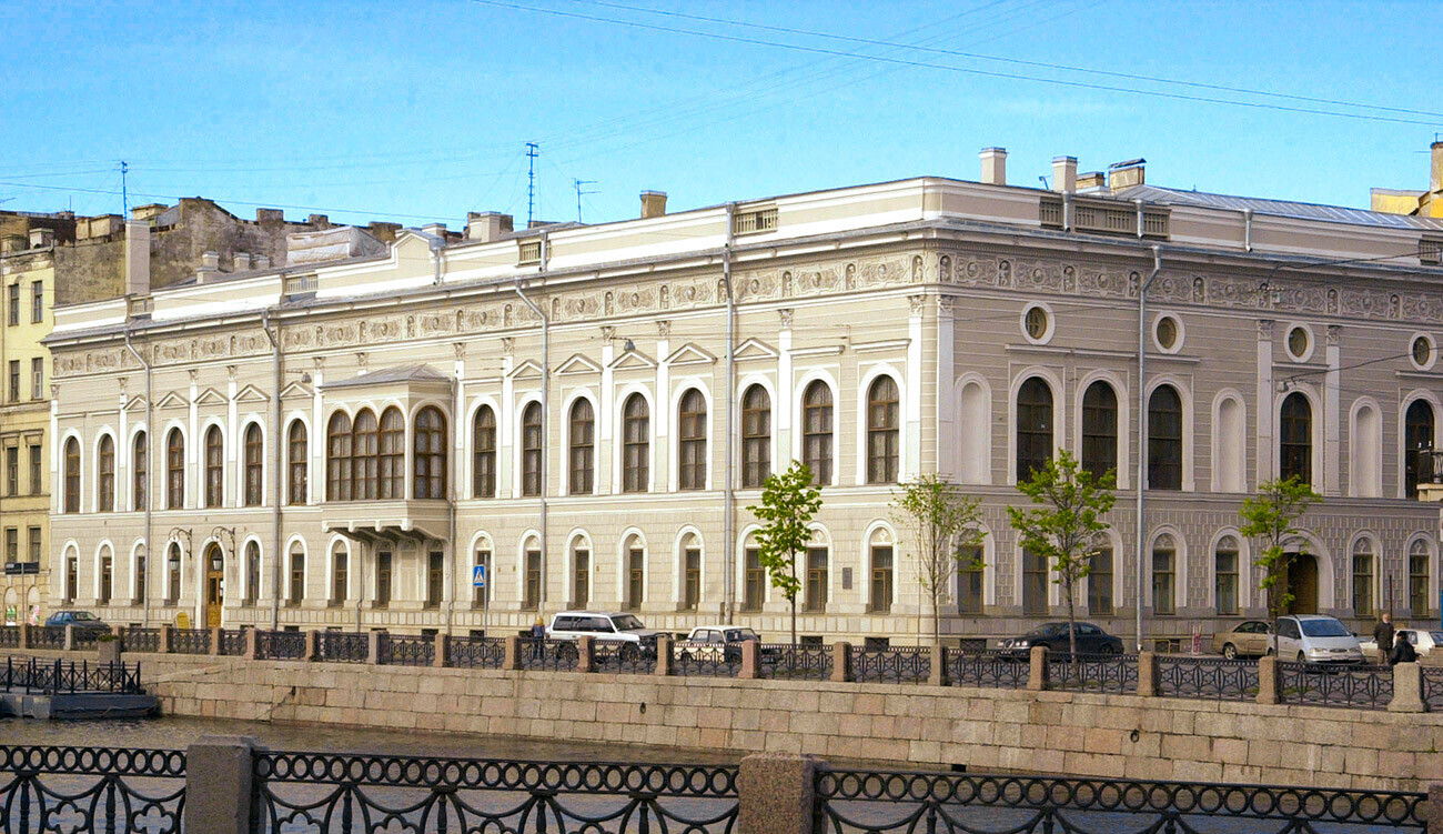 Шуваловскиот дворец на брегот на Фонтанка.

