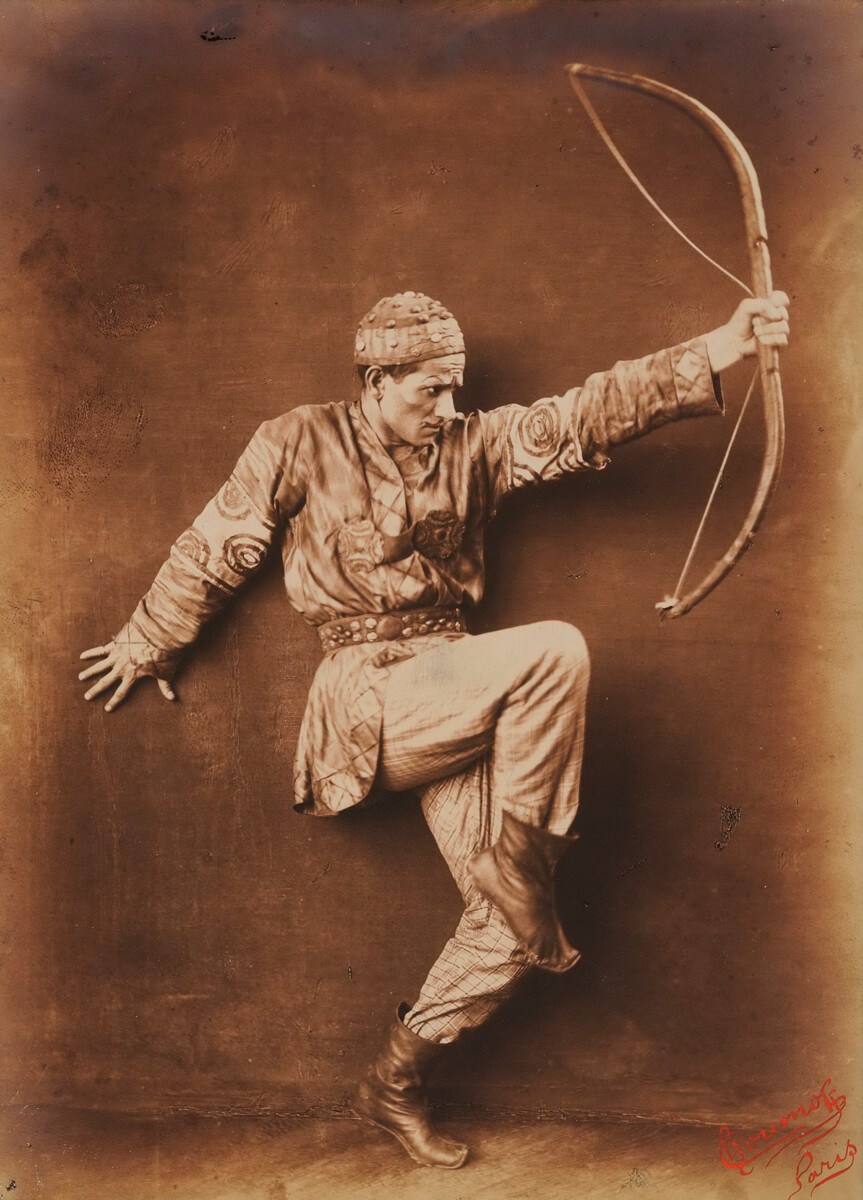 Adolph Bolm como el arquero en el ballet 'Danzas polovtsianas'. París, 1909.