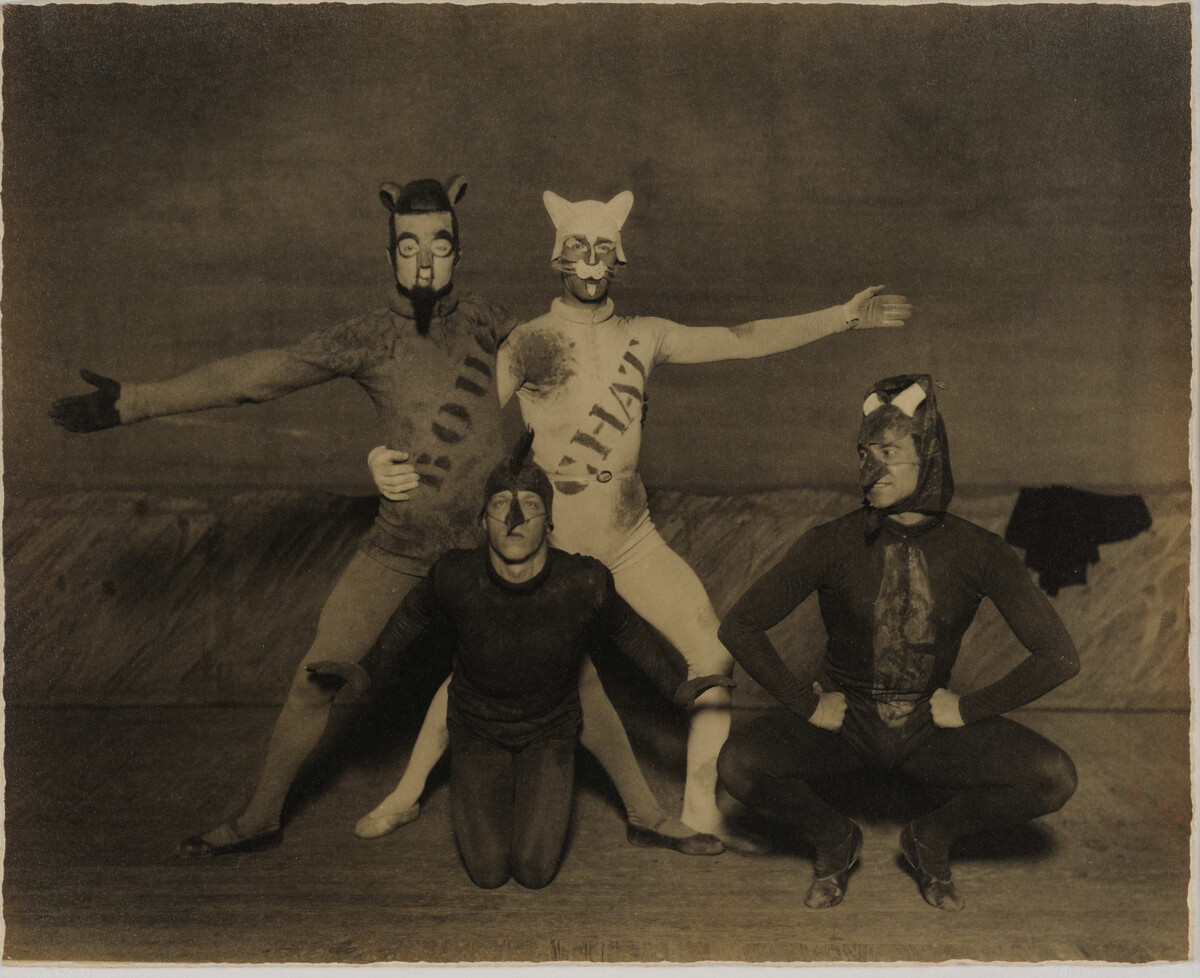 Escena de la representación 'Renard, Histoire burlesque chantée et jouée' ('El zorro: cuento burlesco cantado y tocado'), Londres, 1929