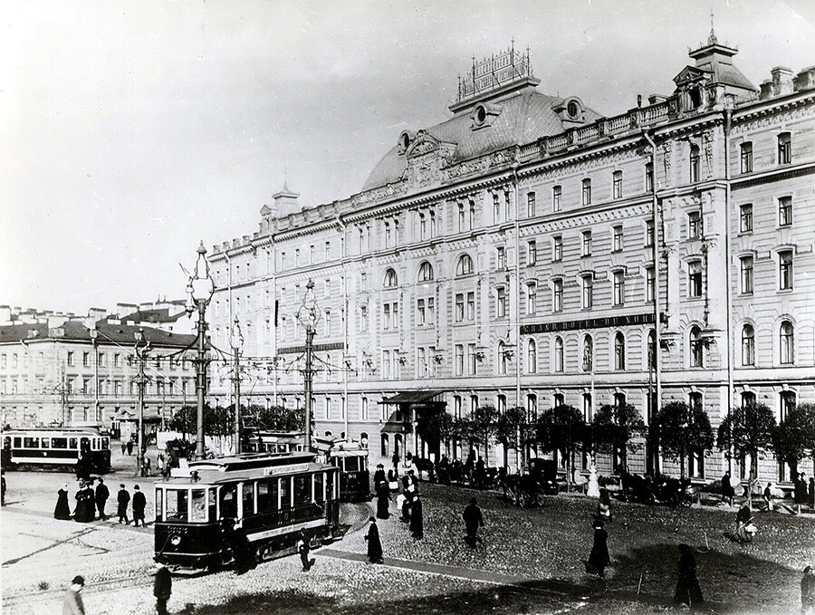 L’Albergo Znamenskaja (oggi Oktjabrskaja). In uno dei suoi edifici ebbe sede a fine Ottocento il GOP, la “Società di vigilanza statale”, poi diventata “Dormitorio cittadino del proletariato” dopo la Rivoluzione