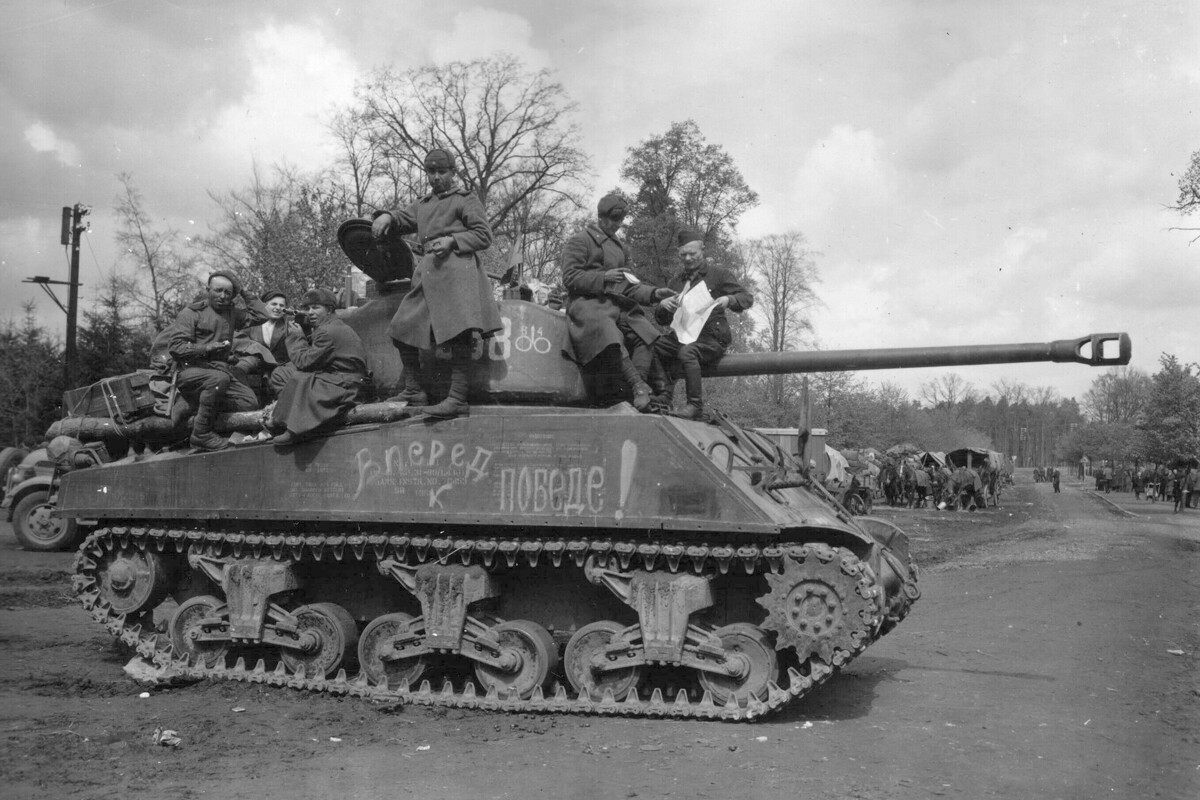 Tank M4A2 (76) W 'Sherman' v sovjetski vojski v 64. gardnem tankovskem polku 8. gardnega mehaniziranega korpusa, ki se je 3. maja 1945 v Grabowu v Nemčiji povezal z 82. zračnodesantno divizijo. Foto je posnel Signalni korpus ameriške vojske 82. zračnodesantne divizije 