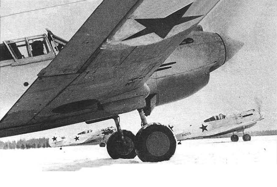 'Tomahawki' iz 126. lovskega letalskega polka. Junak Sovjetske zveze poročnik S. G. Ridnij je letel z letalom, ki je na fotografiji prvo na desni. Predmestje Moskve, december 1941 
