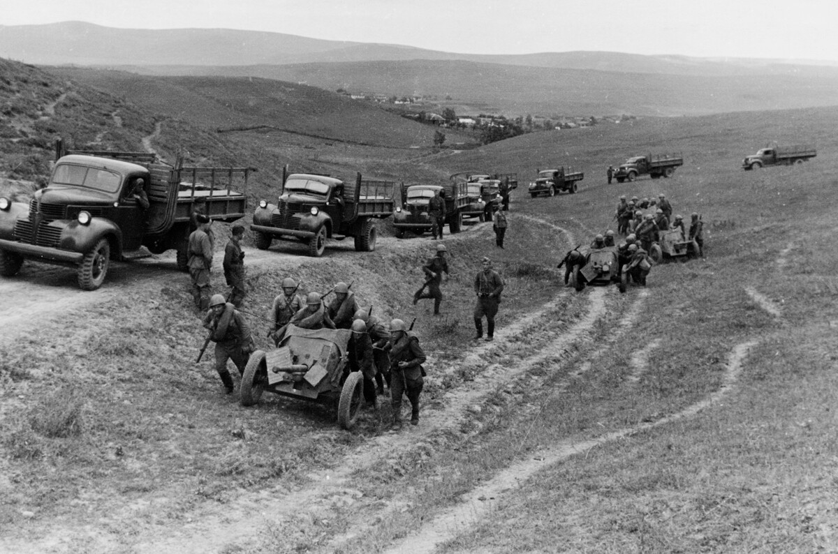 Sovjetski protitankovski topovi zavzamejo strelni položaj na severnem Kavkazu septembra 1942, tovornjaki so ameriški, poslani v okviru programa lend-lease