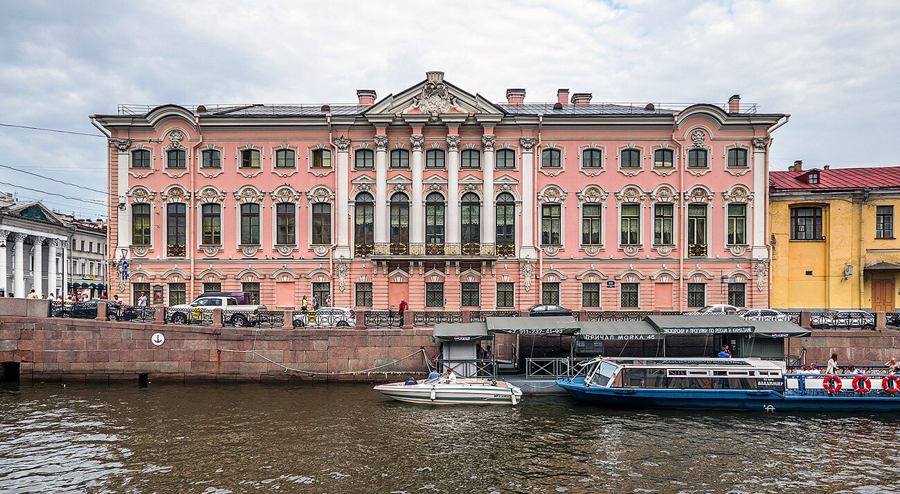 Stroganovska palača v Sankt Peterburgu s strani reke Mojke