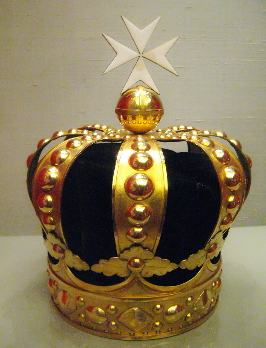 A coroa de Grão-Mestre da Ordem da Soberania Militar de Malta.