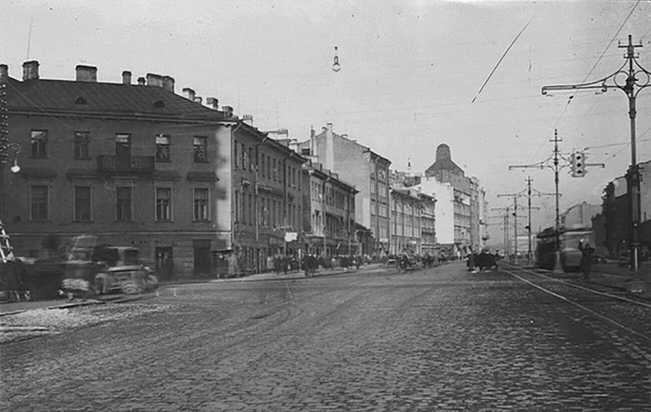Rua Ligovskaia na esquina com a rua Raziejaia.
