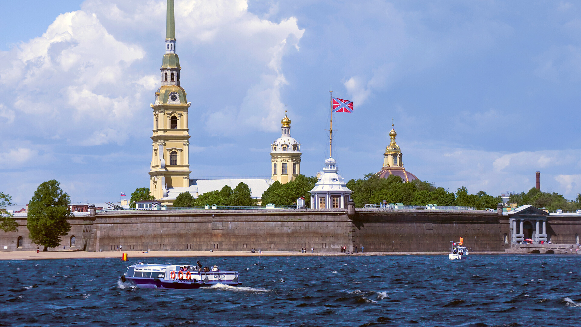 Sankt Peterburg. Benteng Petropavlovskaya dengan Katedral St. Peter & Paul, pemandangan selatan dengan Gerbang Komandan di Dermaga Nevsky (kanan). 5 Juni 2015

