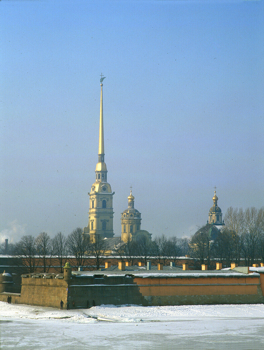 Benteng Petropavlovskaya dengan Benteng Pyotr I di latar depan. Katedral Petropavlovskaya, pemandangan tenggara. Kanan: Ruang Pemakaman Grand Ducal. 9 Maret 1980