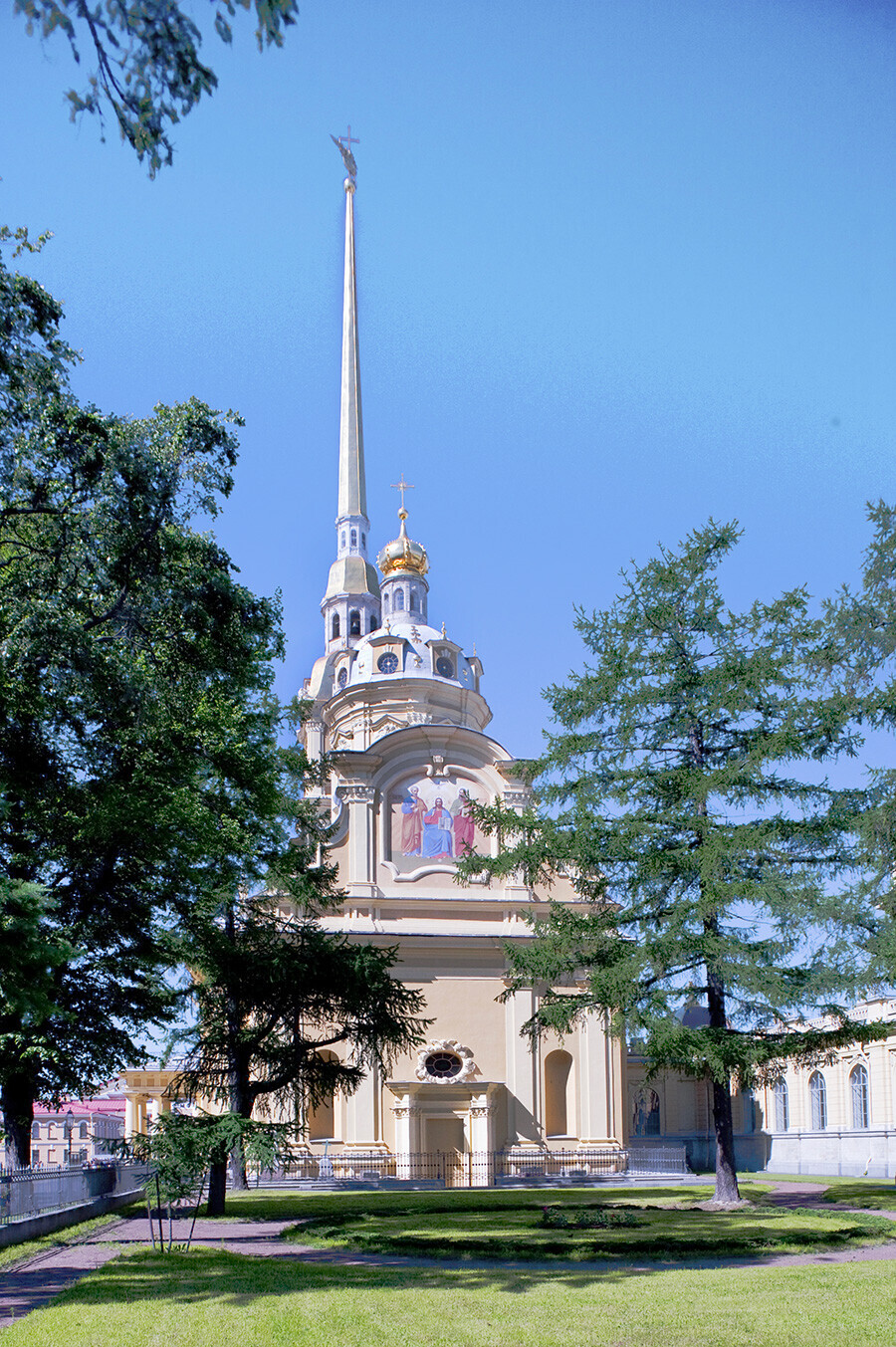 Katedral Petropavlovskaya. Pemandangan timur dengan lukisan dinding Kristus diapit oleh Benteng Petropavlovskaya. (6 Juni 2015)