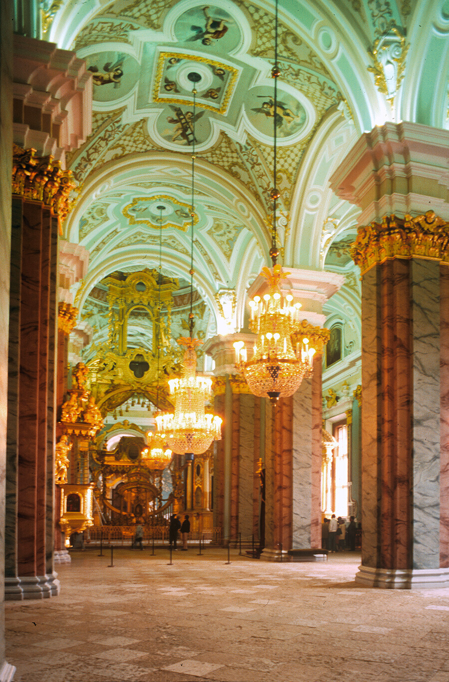 Katedral Petropavlovskaya. Nave, lihat ke timur menuju layar ikon. 7 Juli 1995
