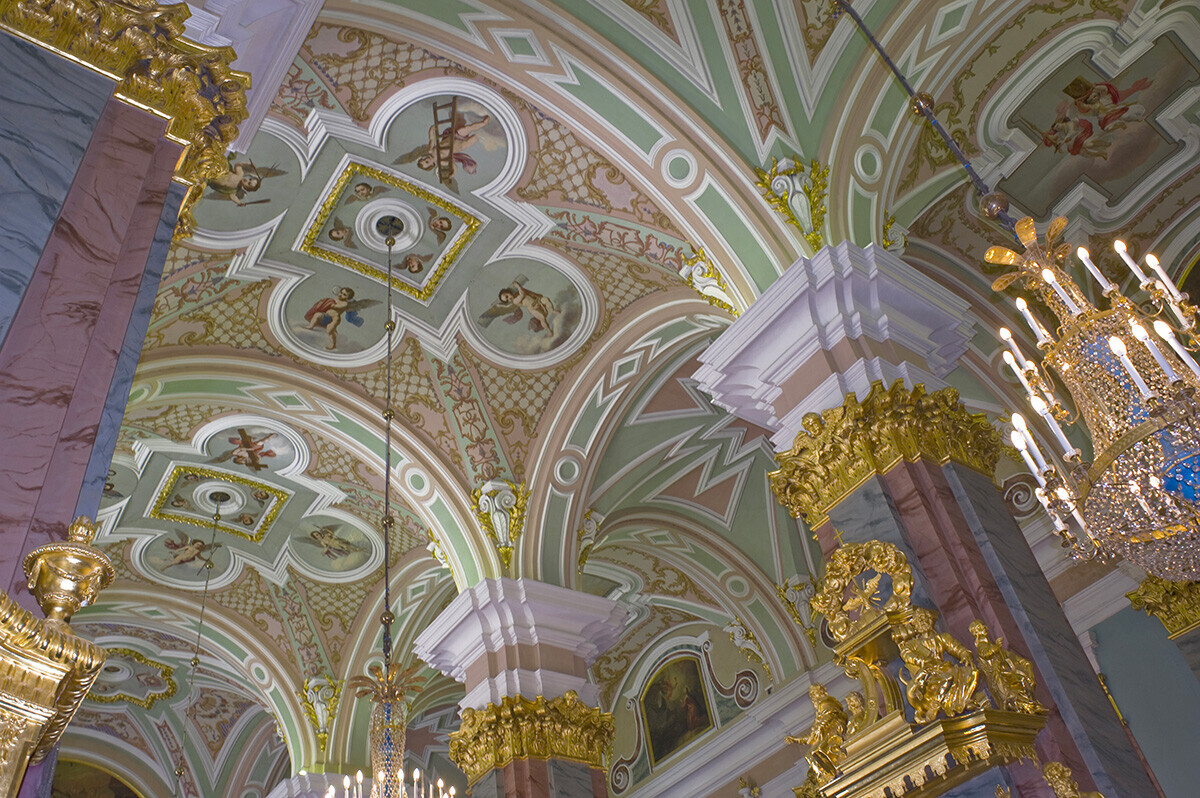 Katedral Petropavlovskaya. Kubah langit-langit di atas nave. 7 Juni 2015