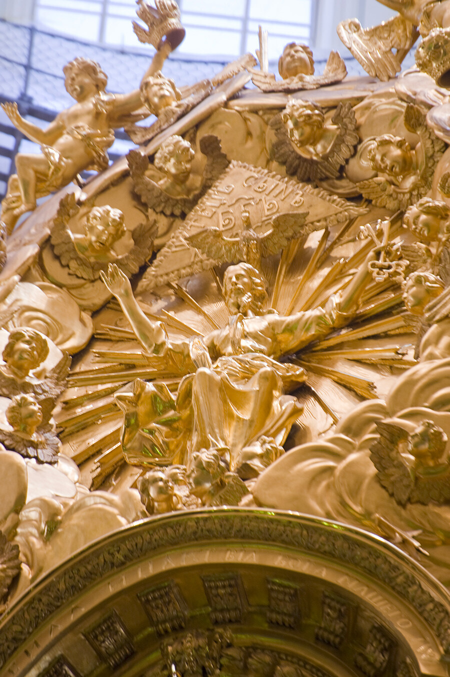 Katedral Petropavlovskaya. Patung berlapis emas 