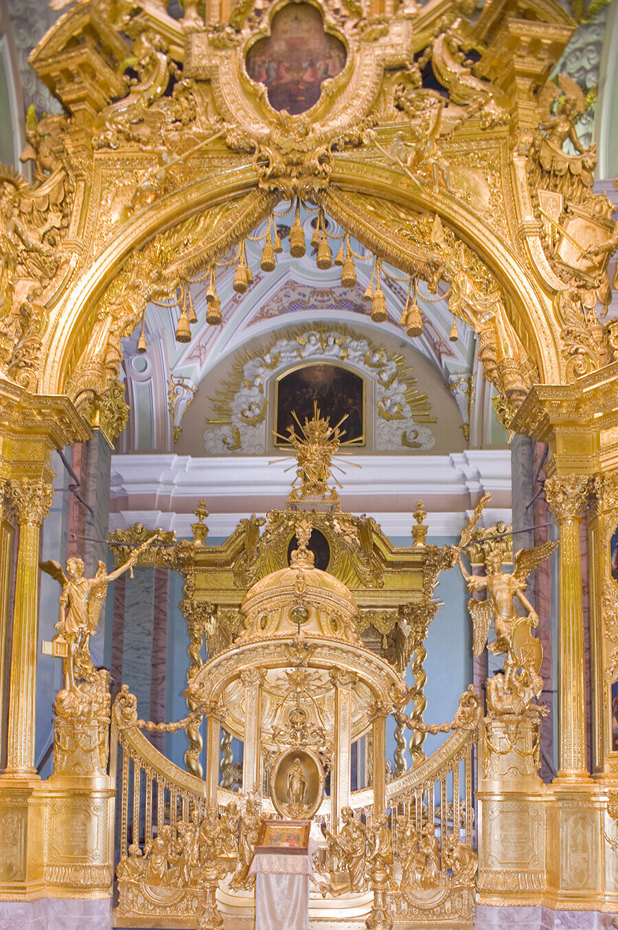 Katedral Petropavlovskaya. Layar ikon berlapis emas dengan Gerbang Kerajaan mengarah ke altar utama. 7 Juni 2015