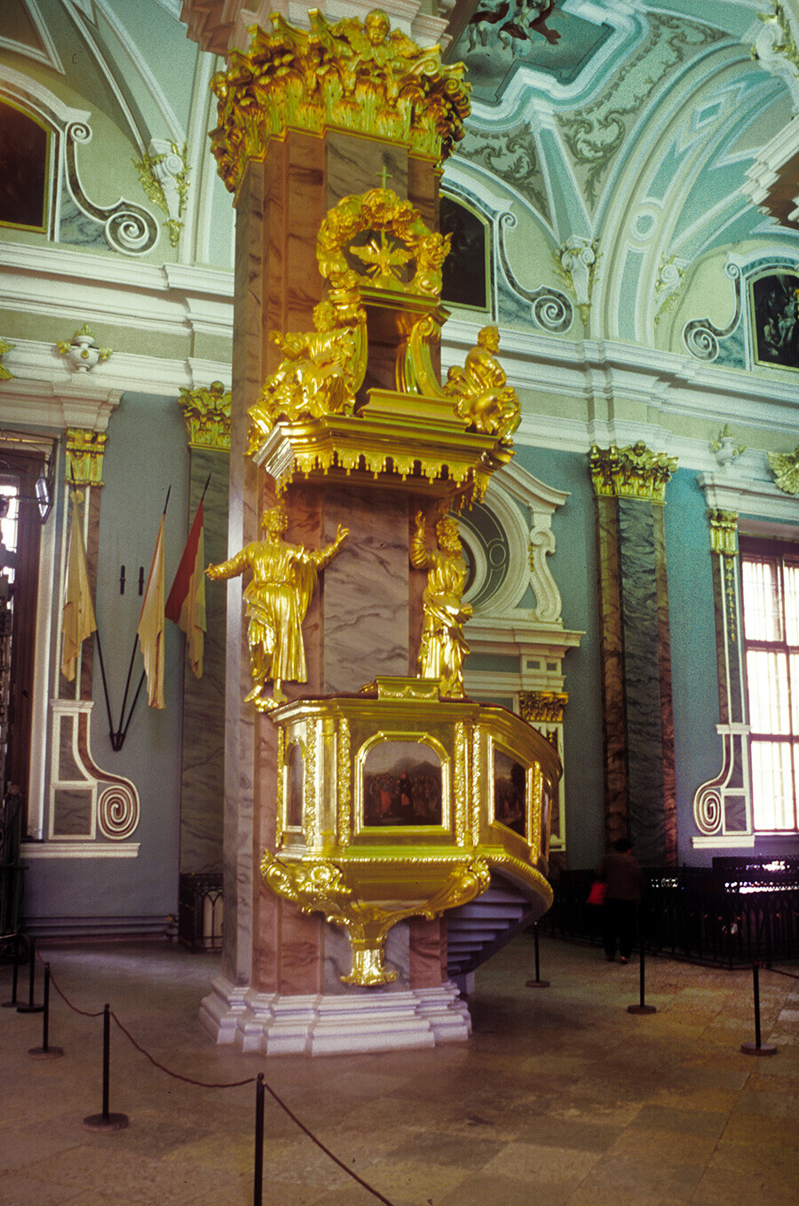 Katedral Petropavlovskaya. Dinding utara, dengan mimbar. 7 Juli 1995