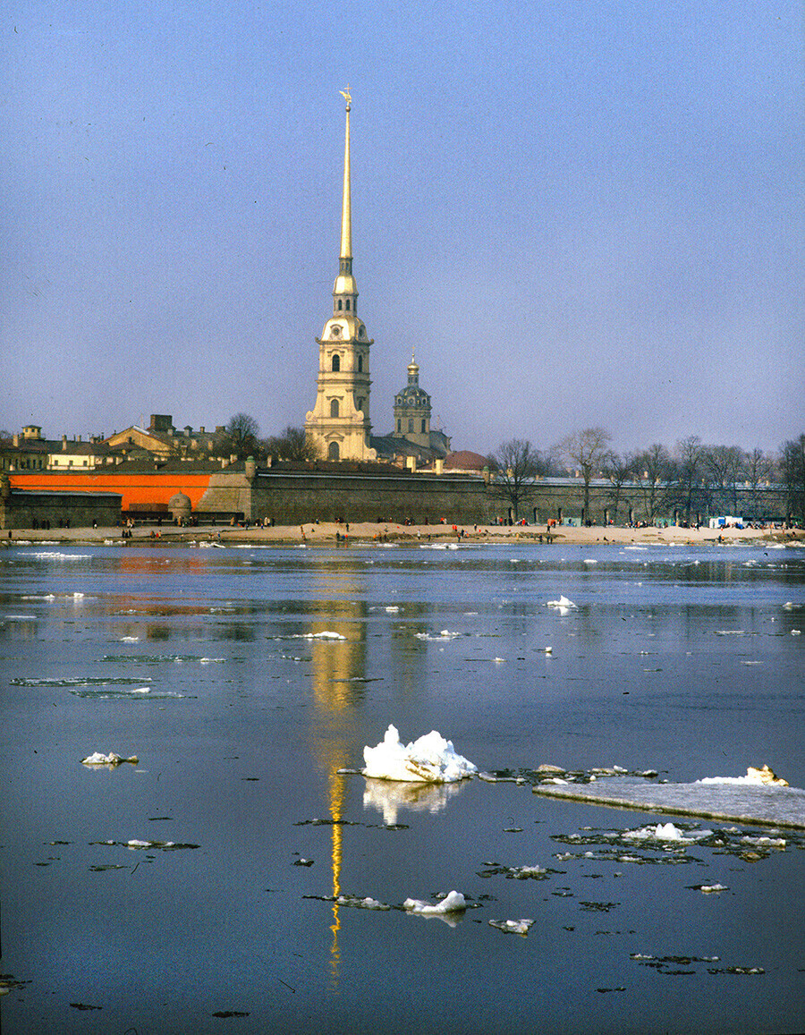 Benteng Petropavlovskaya dengan Benteng Trubetskoy di latar depan. Katedral Petropavlovskaya, pemandangan barat daya. 9 Maret 1980