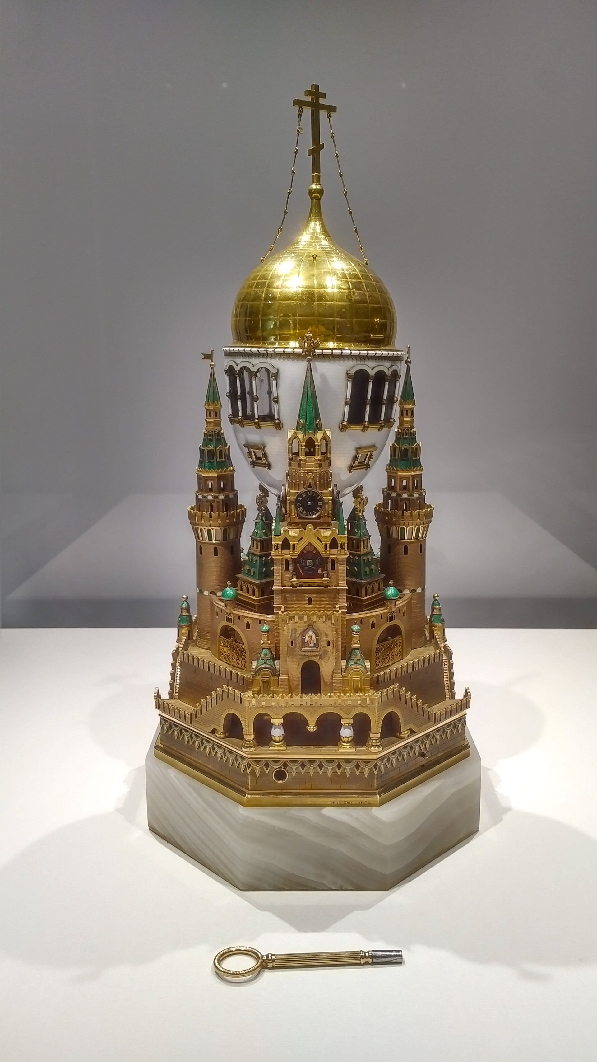 Darilo cesarja Nikolaja II. cesarici Aleksandri Fjodorovni za veliko noč leta 1906. Moskva, 1904-1906. Hiša Fabergé. Zlato, srebro, oniks, steklo, emajl v tehniki giljoše, emajl s pregradami, slikanje z emajlom. Muzeji Moskovskega Kremlja 
