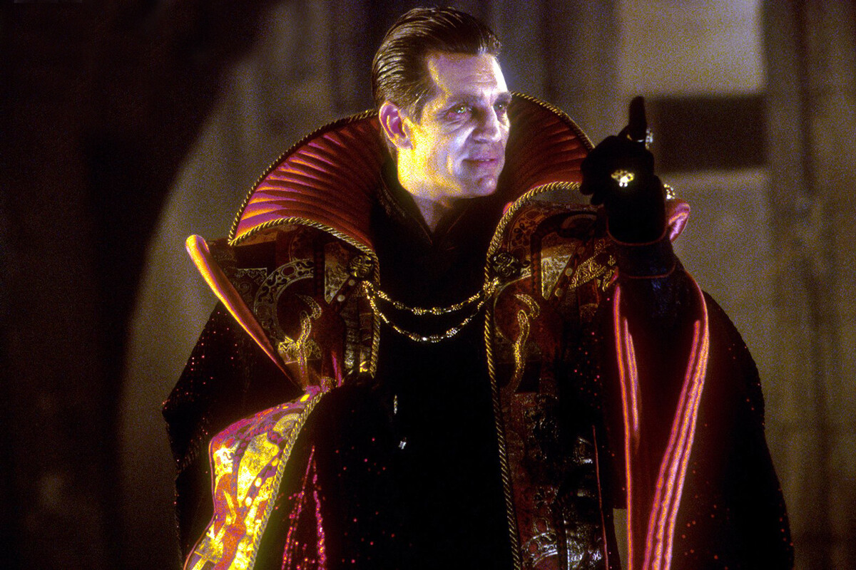 Eric Roberts nel ruolo del Maestro nella serie tv “Doctor Who”, 1996