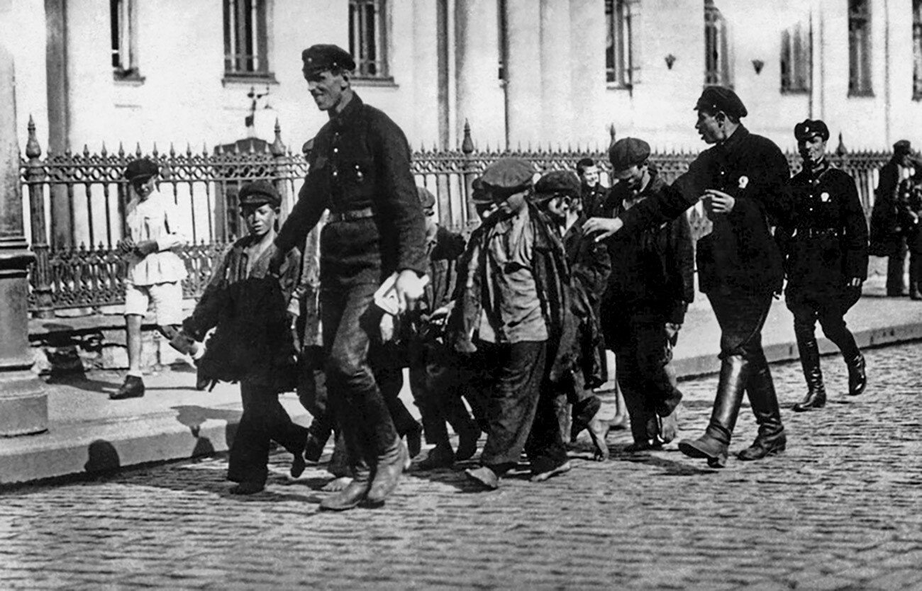 Bambini di strada scortati dalla milizia